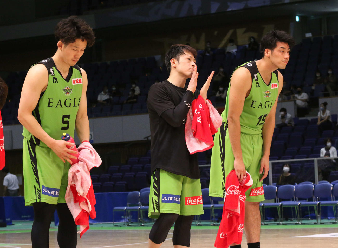 北海道対越谷　試合に勝利しファンにあいさつする多嶋（中央）らレバンガ北海道の選手たち（撮影・浅水友輝）