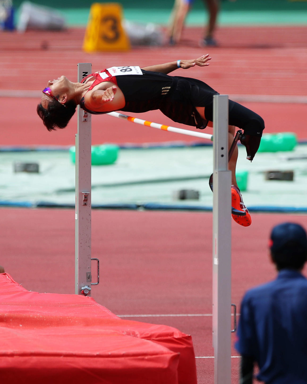 男子走り高跳びT64クラス決勝　力強い跳躍を見せる鈴木（撮影・河田真司）　　　