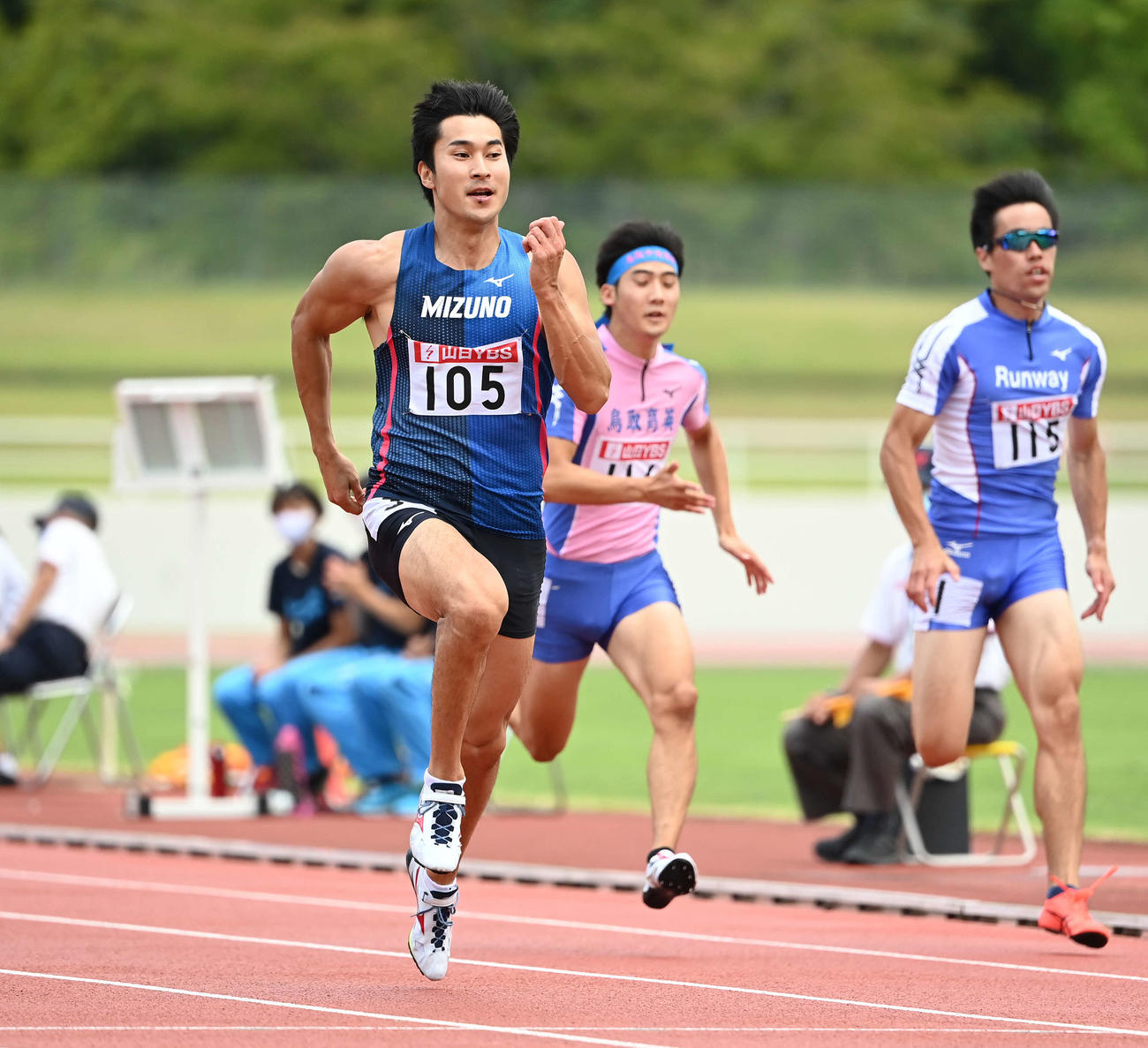 タイムレースで争われる男子100メートルの2本目で全体トップとなった飯塚（左）（撮影・鈴木みどり）