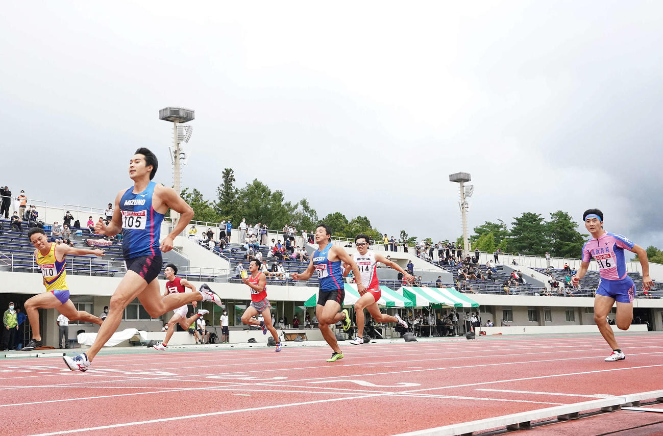 タイムレースで争われる男子100メートルの2本目で全体トップとなった飯塚（左から2人目）（撮影・鈴木みどり）