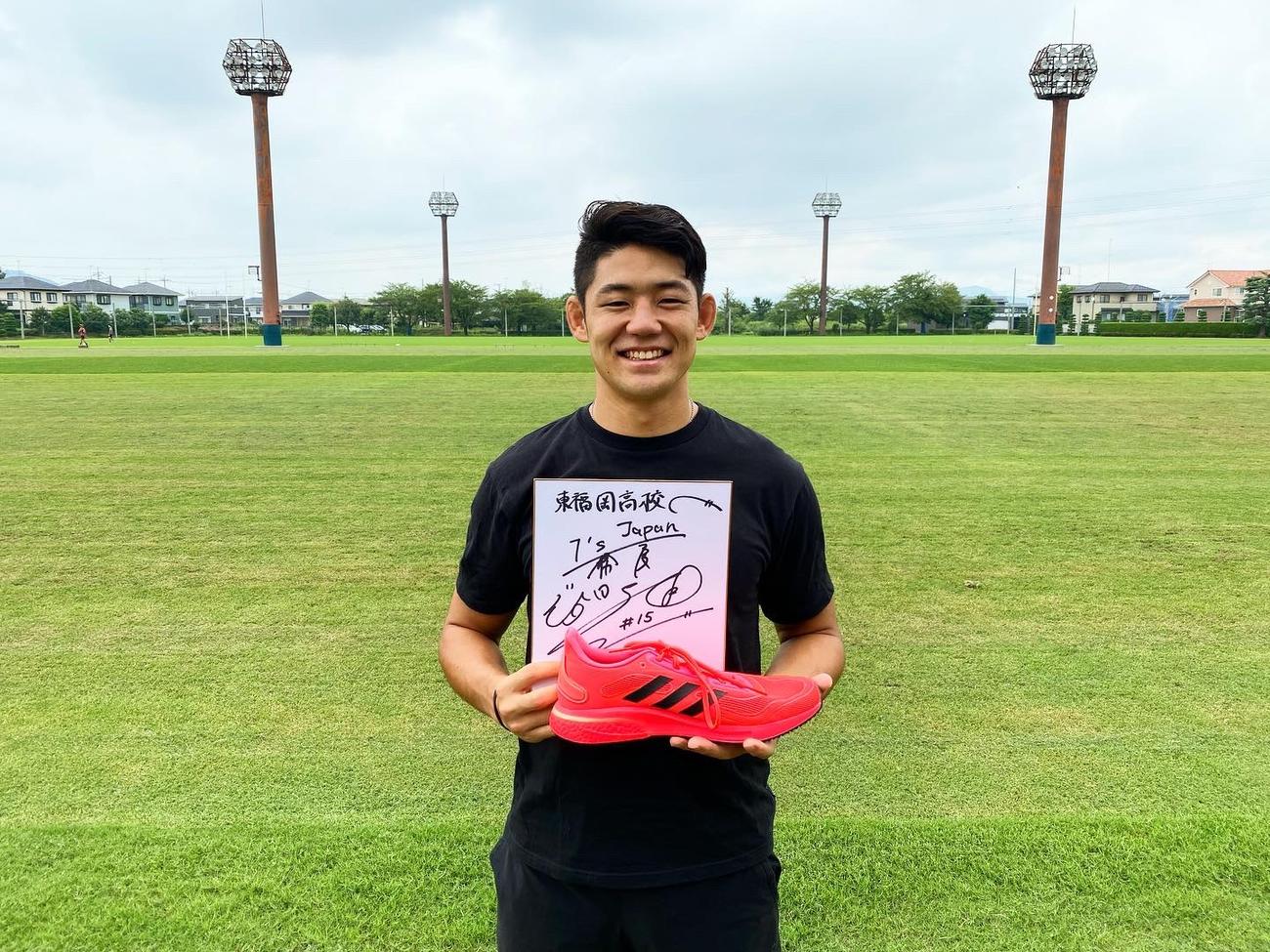 東福岡の3年生へサプライズで靴を送った藤田慶和（本人提供）