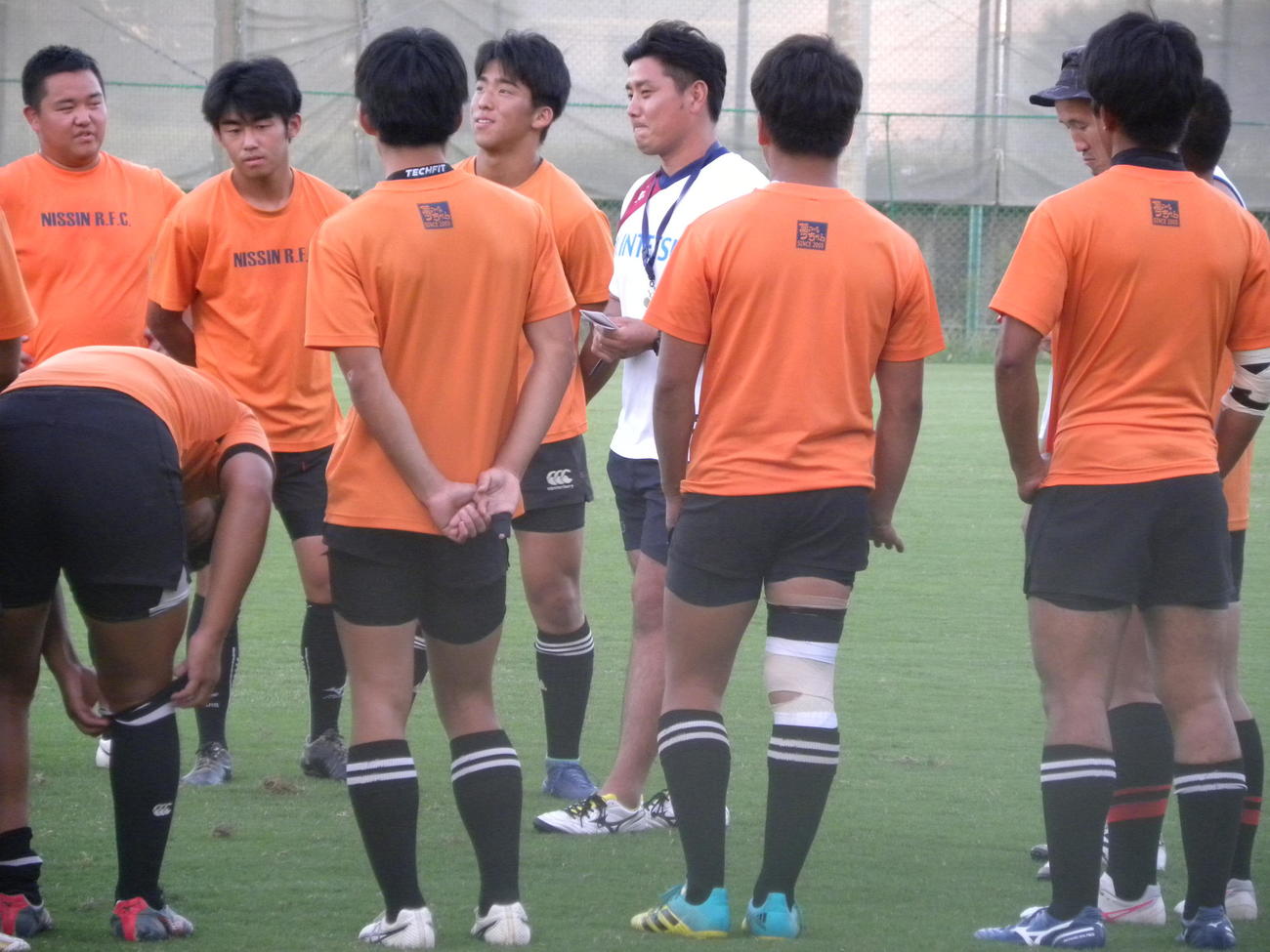 近鉄の太田春樹スクラムコーチ（中央）から指導を受ける日新高の選手たち（撮影・松本航）