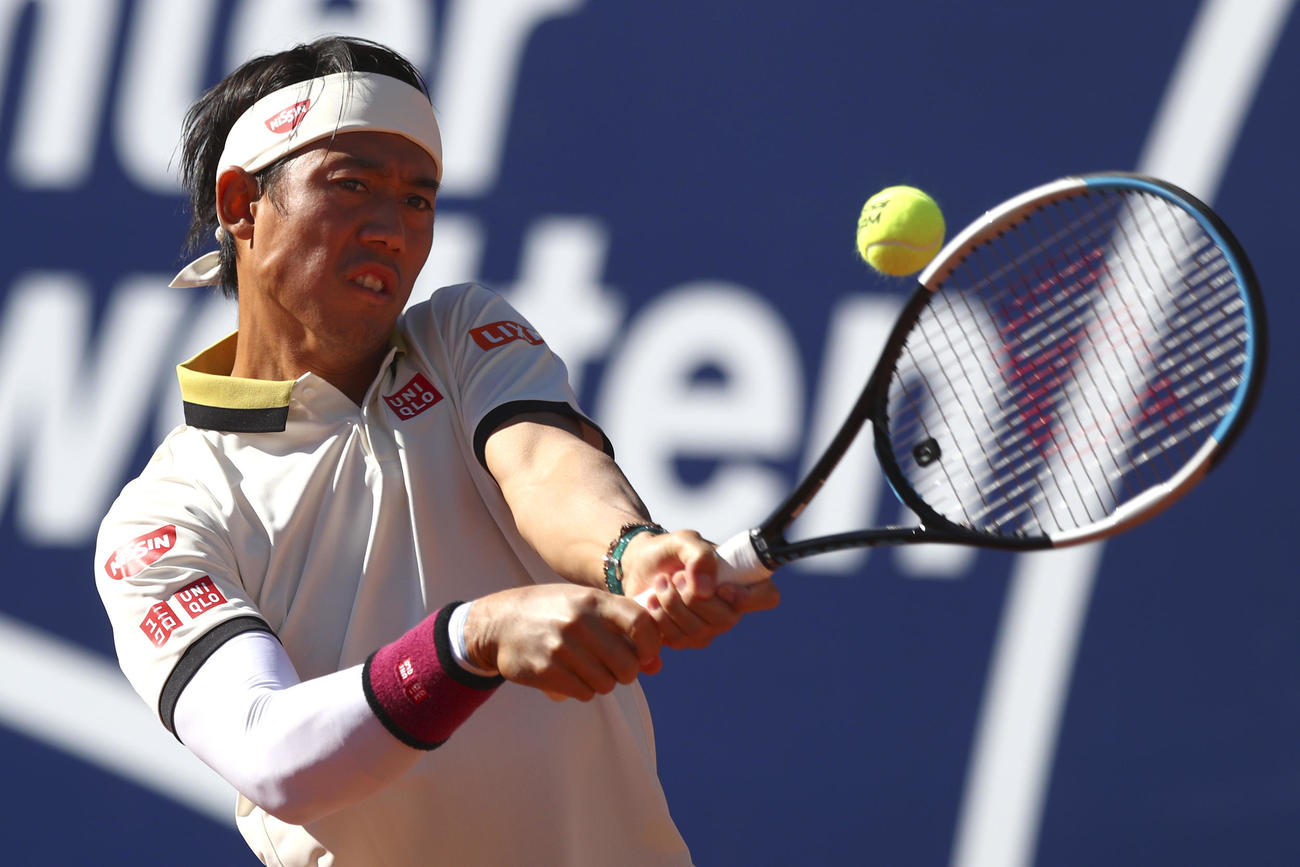ジェネラリオープン1回戦　復帰戦でバックハンドショットを放つ錦織圭（AP）