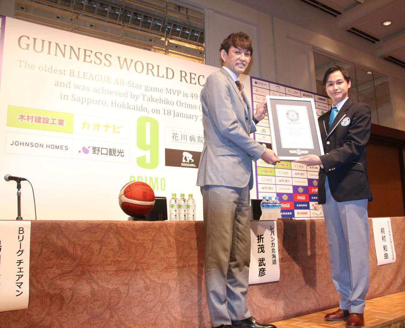 Bリーグオールスター戦での最年長MVPでギネス世界記録の認定を受けた北海道折茂社長（撮影・浅水友輝）