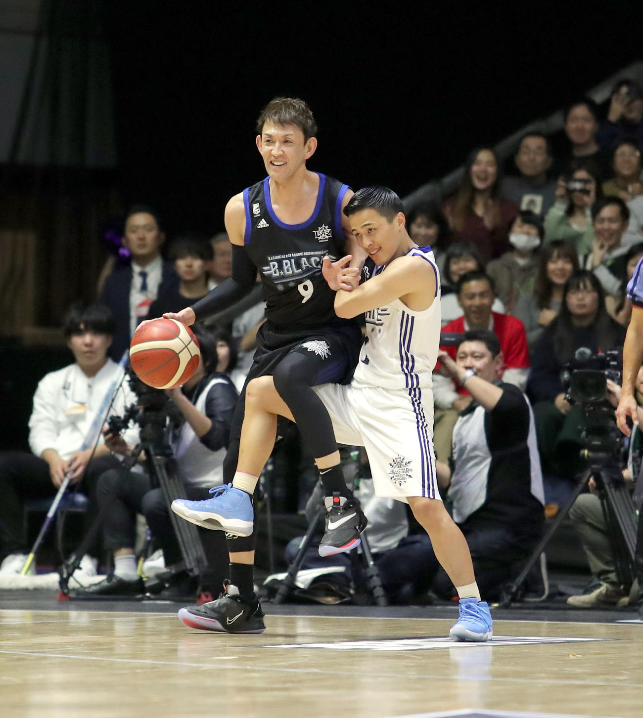 20年1月18日、男子バスケットボールBリーグオールスター　千葉富樫勇樹（右）からファウルを受ける北海道折茂武彦