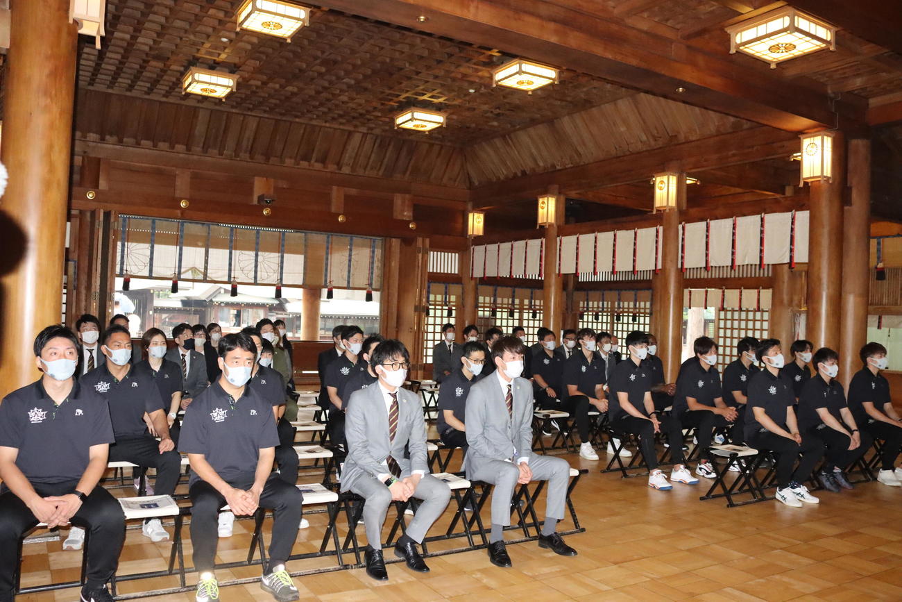 必勝祈願を行うレバンガ北海道の選手らチーム関係者（撮影・保坂果那）