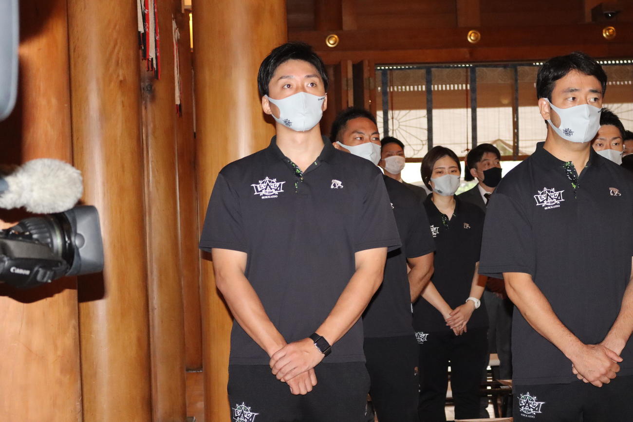 必勝祈願に参加したレバンガ北海道・宮永監督（左）（撮影・保坂果那）