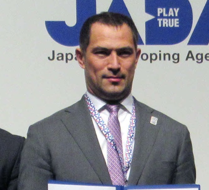 室伏広治氏