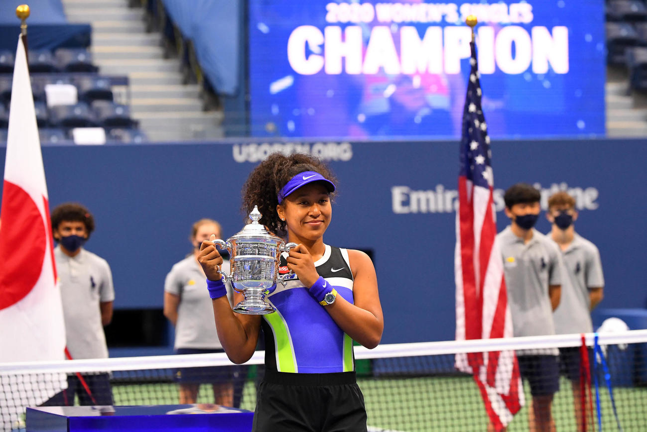 笑顔で優勝トロフィーを掲げる大坂（USA　TODAY＝ロイター）