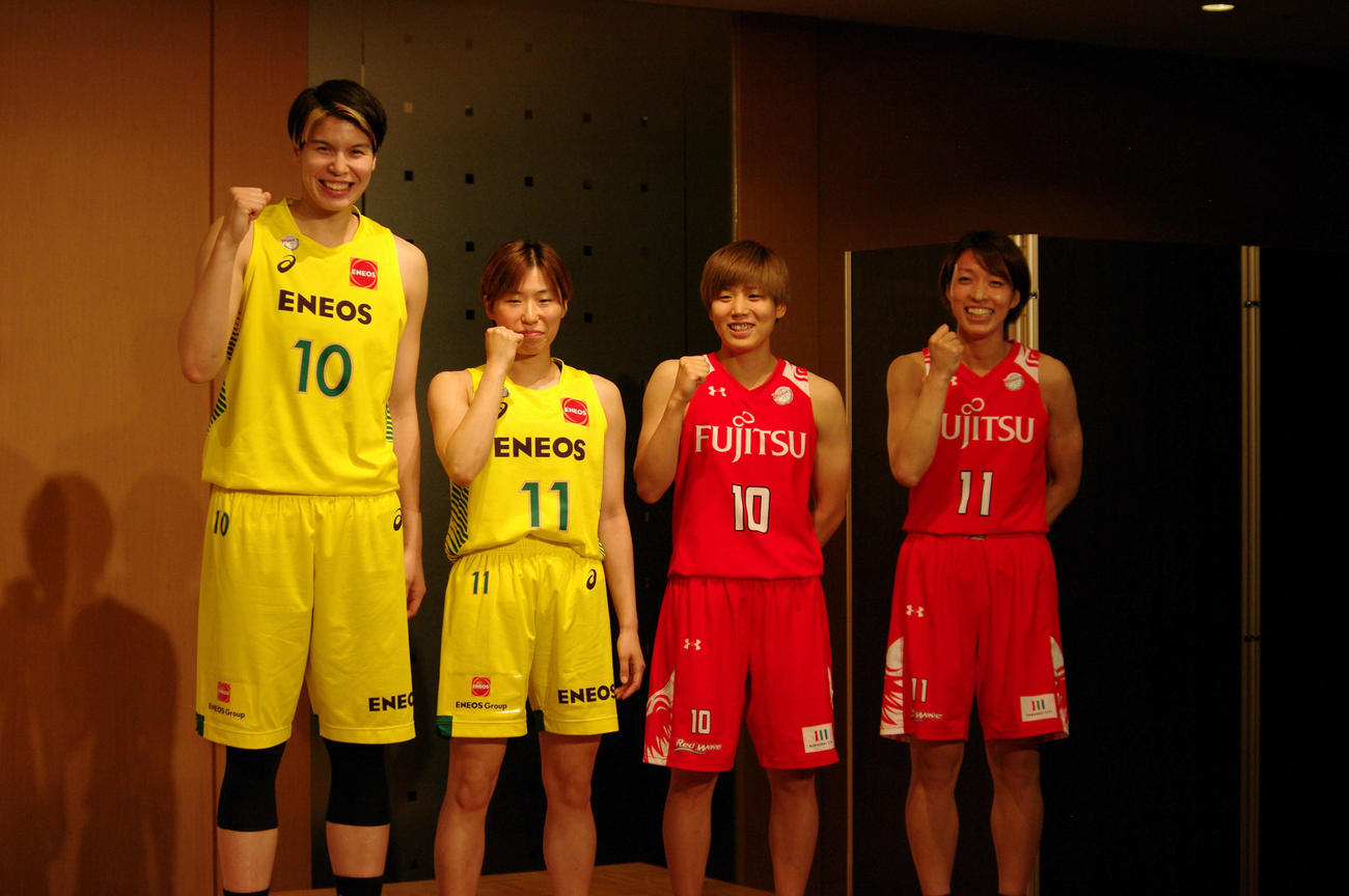 Wリーグ開幕記者会見でポーズを取る（写真左より）渡嘉敷来夢（ENEOS）、岡本彩也花（同）、町田瑠唯（富士通）、篠崎澪（同）の4選手（撮影・奥岡幹浩）