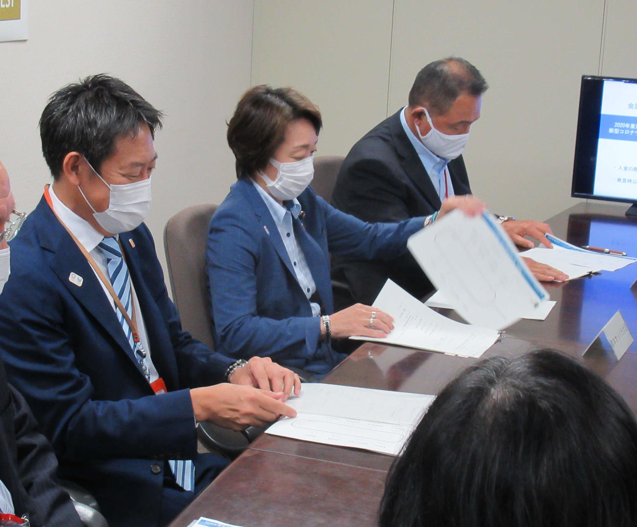 橋本五輪相（中）は、オンライン形式で国内競技団体と感染症対策の連絡会議を行った。右はJOC山下会長、左はスポーツ庁鈴木長官（撮影・益田一弘）