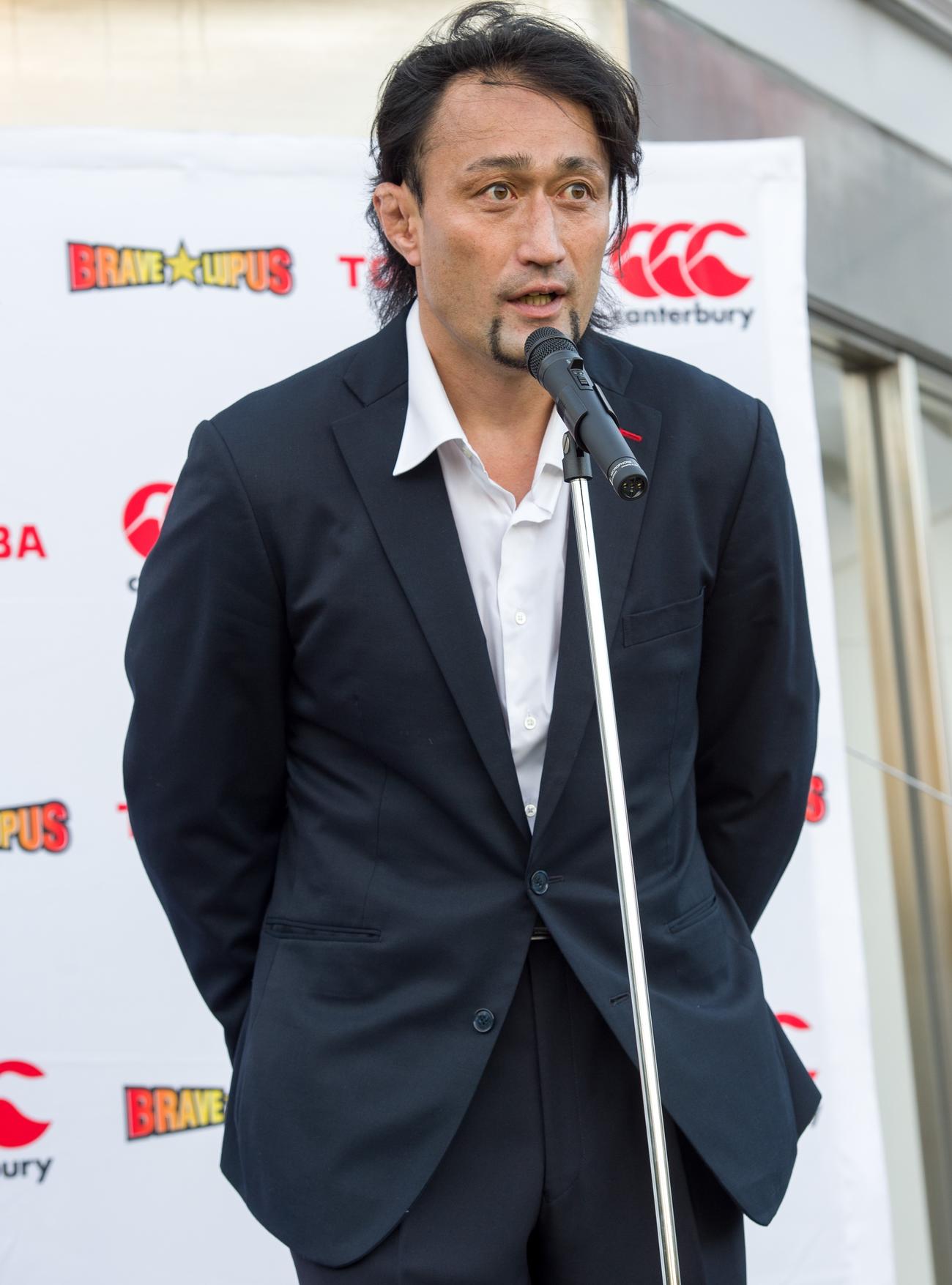 退団セレモニーであいさつする大野均氏（東芝提供）