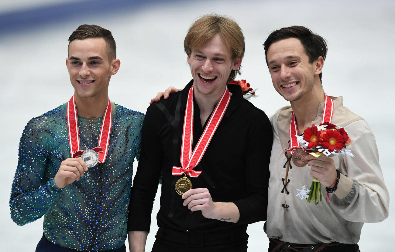 フィギュアスケート・グランプリ（GP）シリーズ第4戦・NHK杯　第2日　男子フリー　男子を制したセルゲイ・ボロノフ（中央）は2位アダム・リッポン（左）と3位アレクセイ・ビチェンコと記念撮影（2017年11月11日撮影）