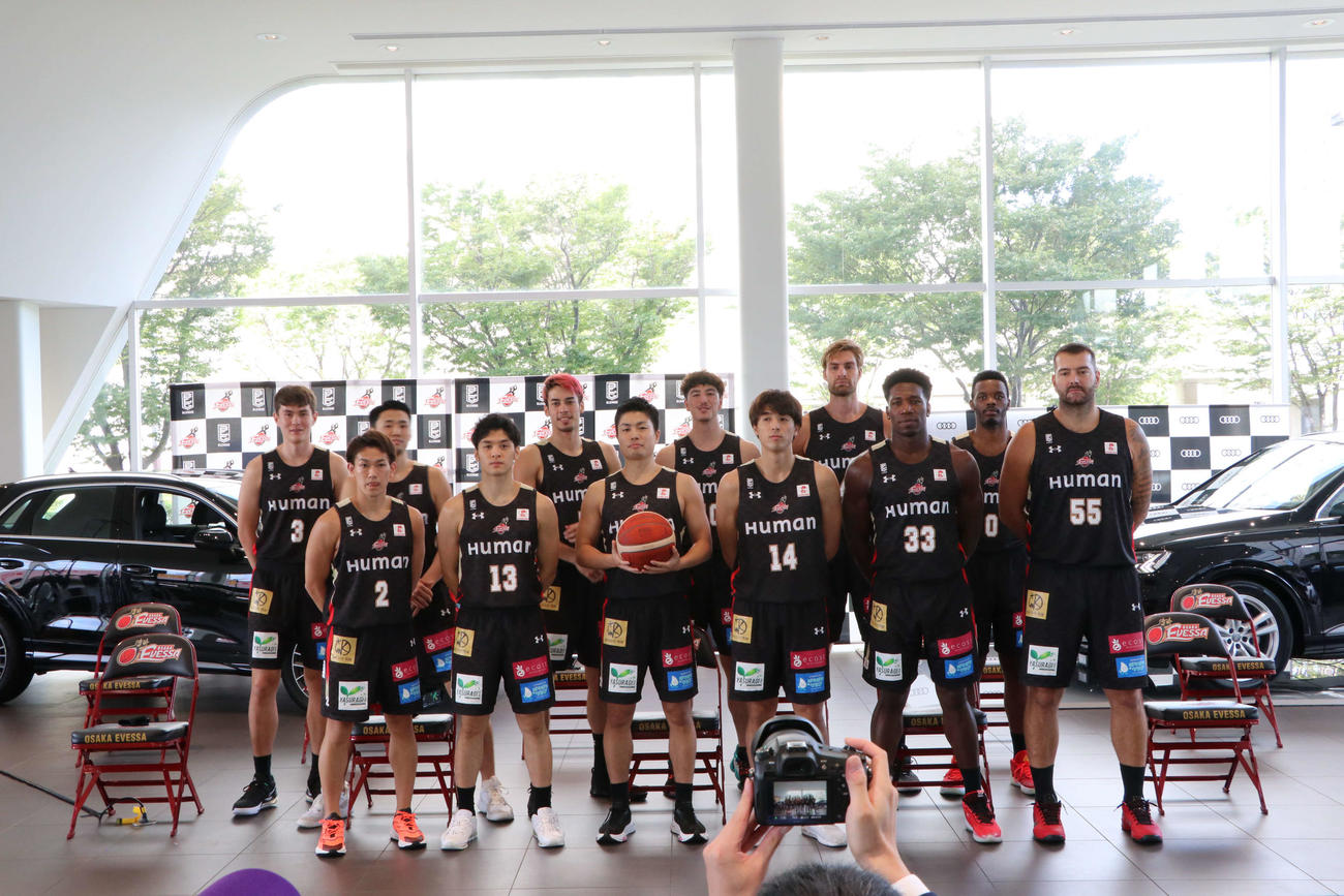 新体制発表会見に出席した大阪エヴェッサの選手。（前列左から）伊藤、中村、合田、橋本、ブラウン、ハレルソン、（後列左から）ドンリー、角野、土屋、駒水、スタツ、ランダル（撮影・南谷竜則）