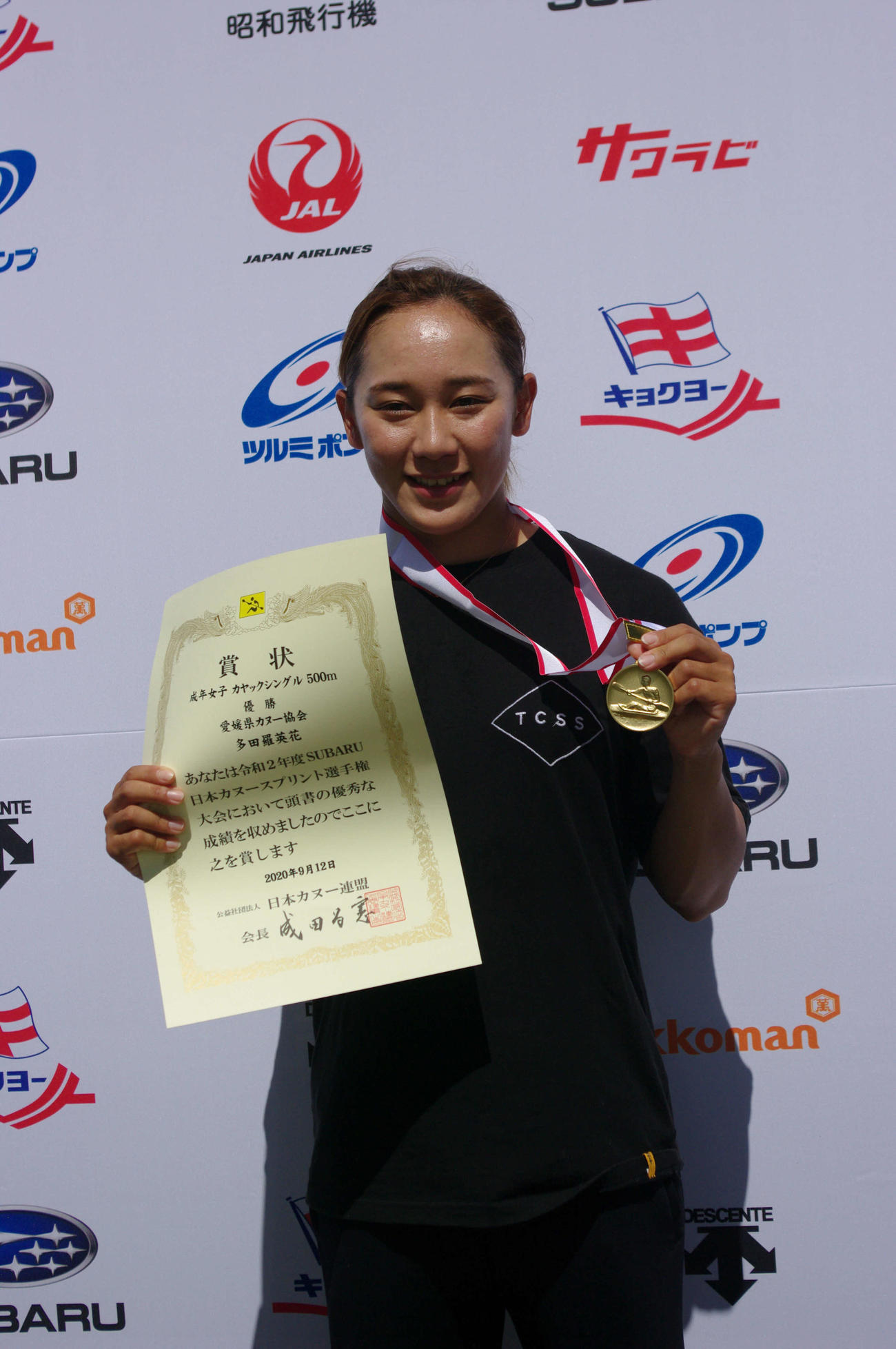 カヌー・スプリント日本選手権カヤックシングル（K1）女子500メートルで優勝し、笑顔を見せる多田羅（撮影・奥岡幹浩）