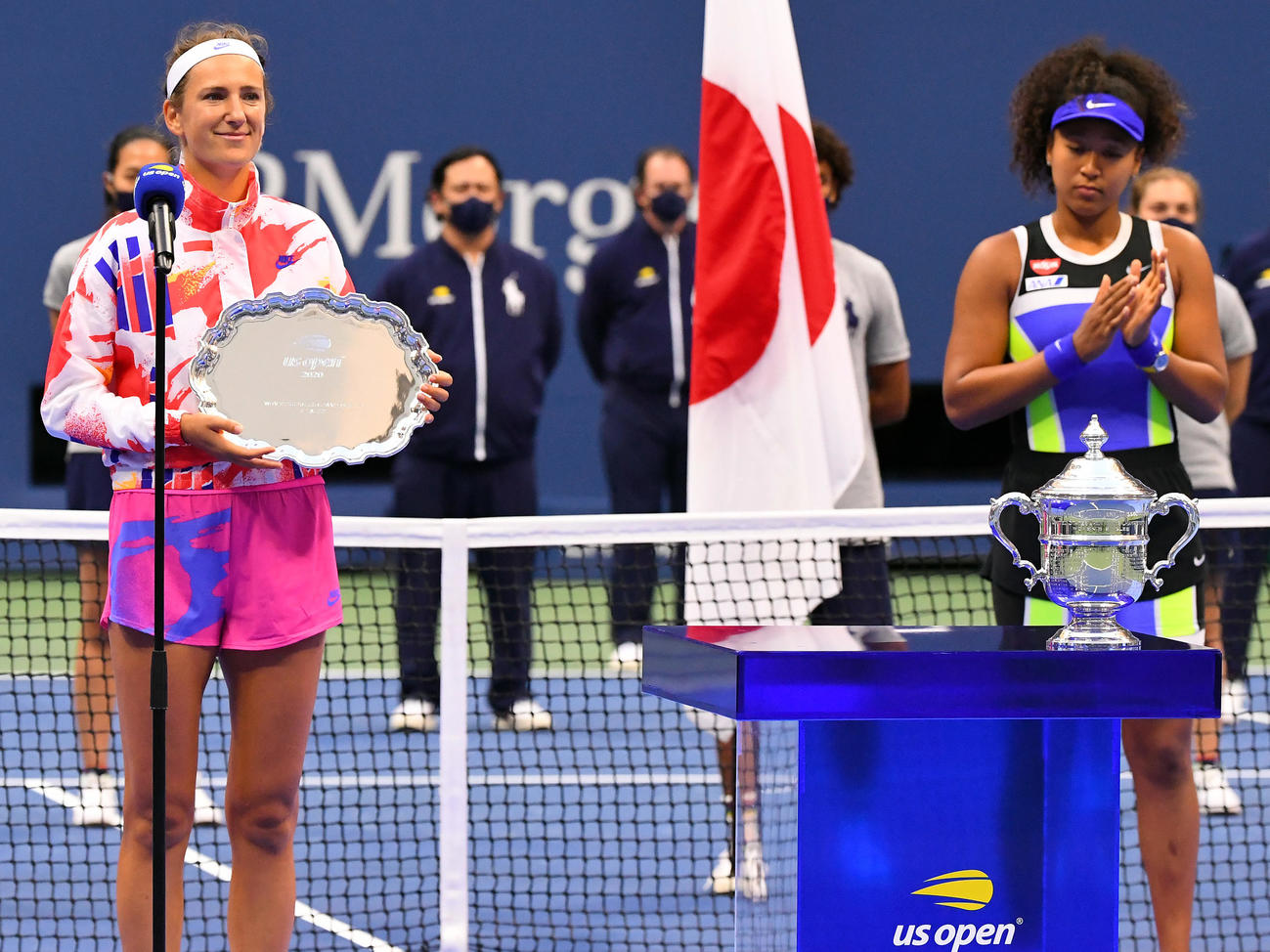 表彰式の優勝した大坂（右）と準優勝のアザレンカ（USA　TODAY＝ロイター）