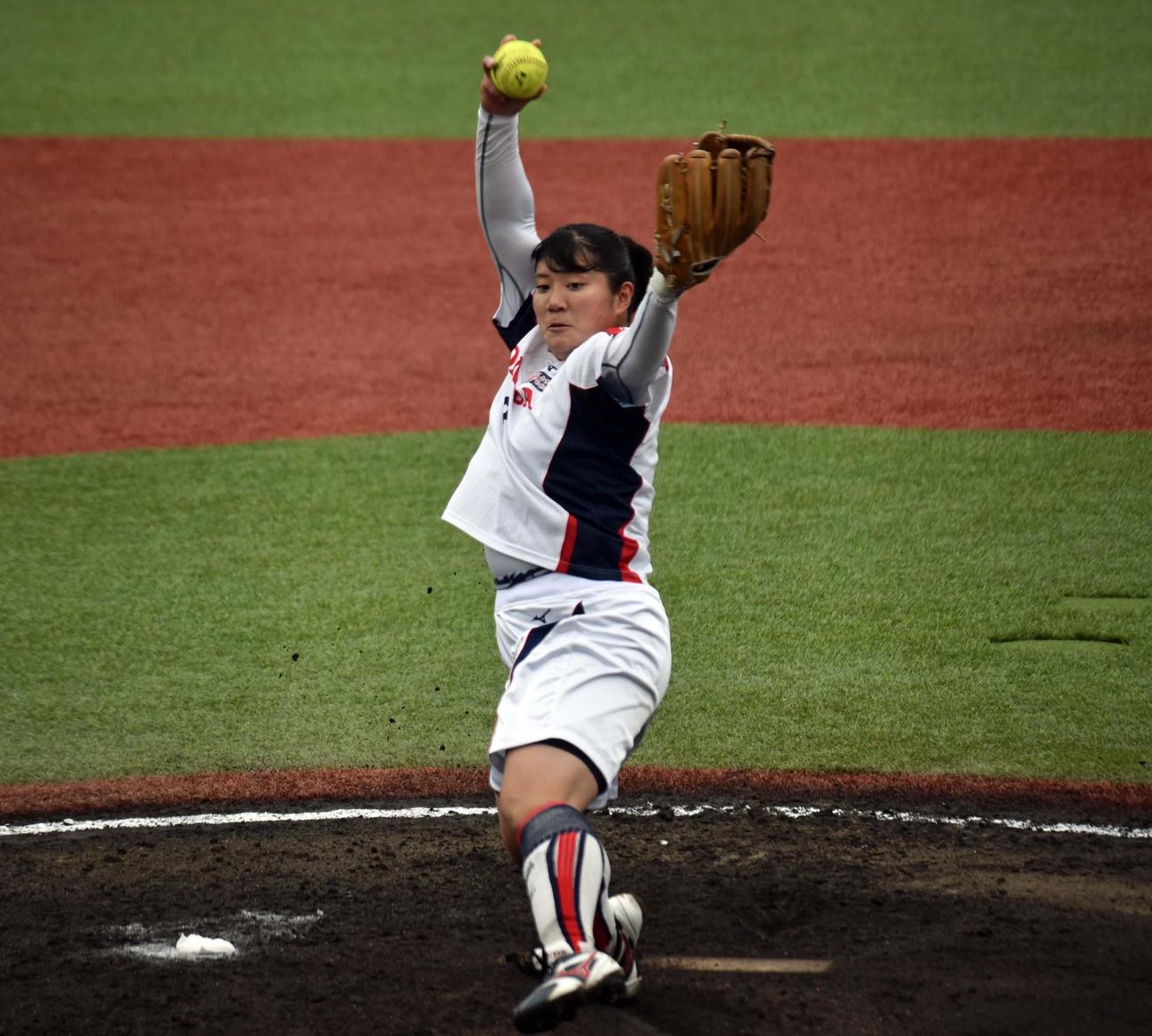 日本女子ソフトボールリーグ第6節　Honda対伊予銀行　自身初のノーヒットノーランを達成したHonda常磐紫文投手（日本女子ソフトボールリーグ提供）