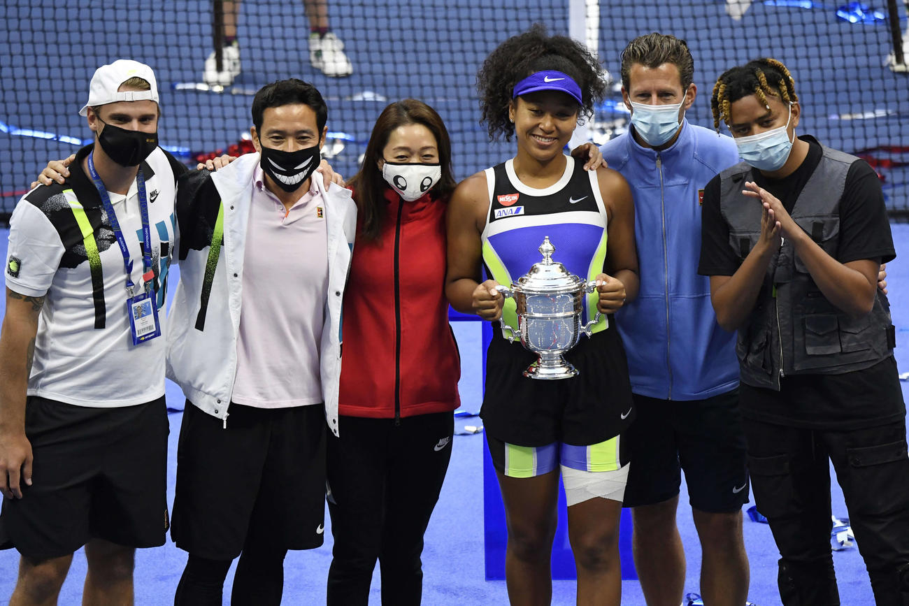 テニスの全米オープン女子シングルス決勝で2年ぶり2度目の優勝を果たし、チームスタッフと記念撮影する大坂なおみ（右から3人目）。左から3人目は茂木奈津子トレーナー（USA　TODAY＝ロイター）