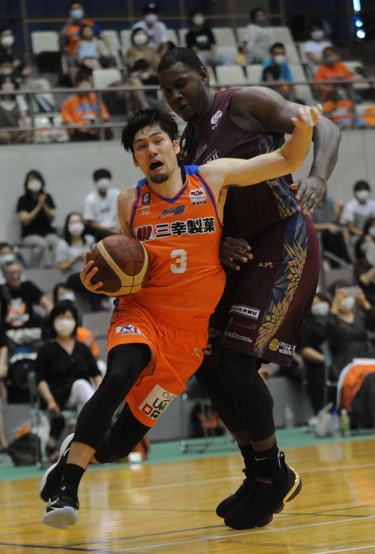 新潟対越谷　第4Q、新潟の大矢（左）は越谷のバッツをかわしてシュートに行く