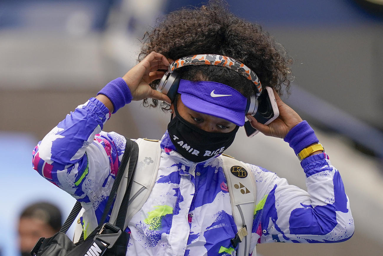 全米オープン決勝にタミル・ライスくんの名前入りマスクを着用して入場する大坂なおみ（AP)