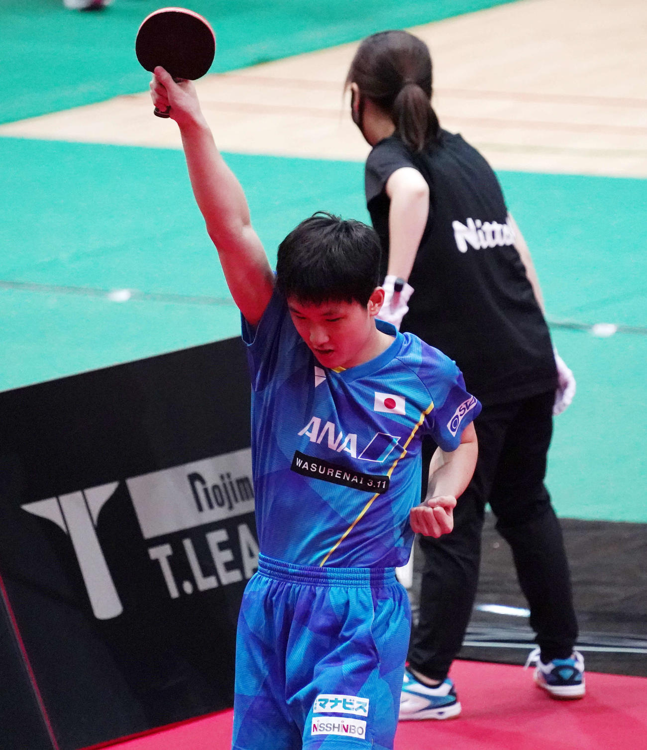 卓球「2020JAPANオールスタードリームマッチ」でTリーグ選抜の戸上との対戦で勝利しガッツポーズする男子日本代表の張本（撮影・江口和貴）
