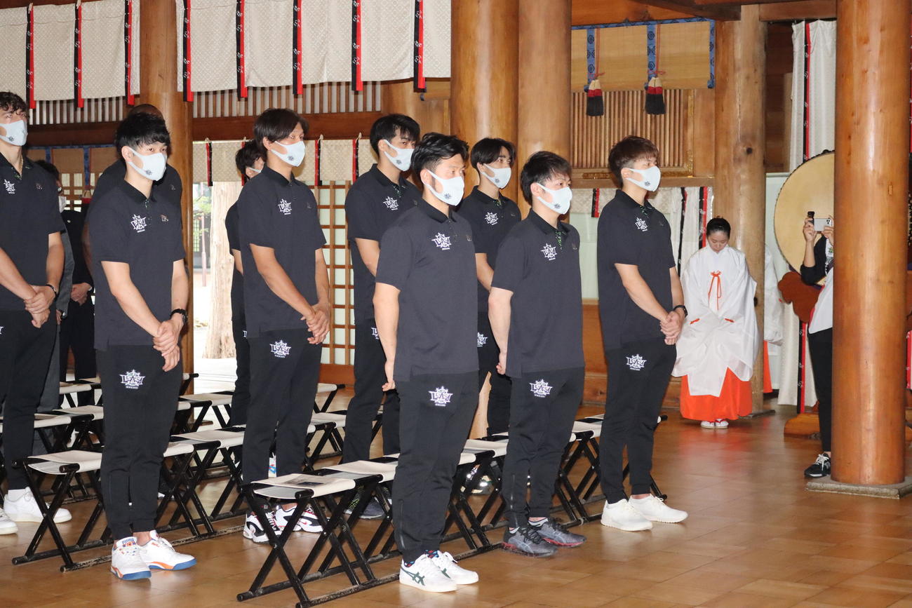 9月10日、必勝祈願を行うレバンガ北海道の選手ら。手前は主将の橋本