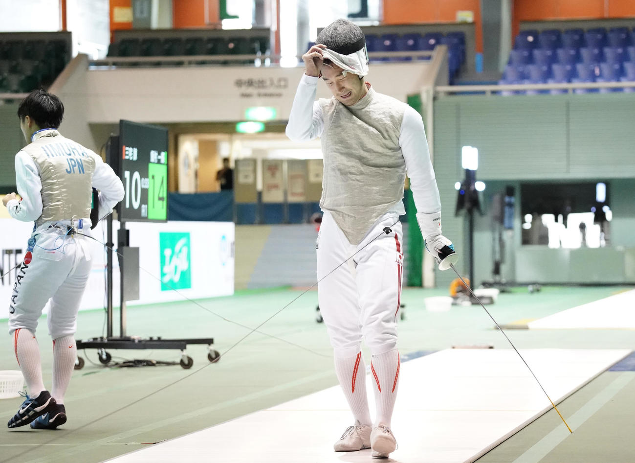 全日本フェンシング選手権の予選1回戦で飯村（左）に敗れた三宅（撮影・菅敏）