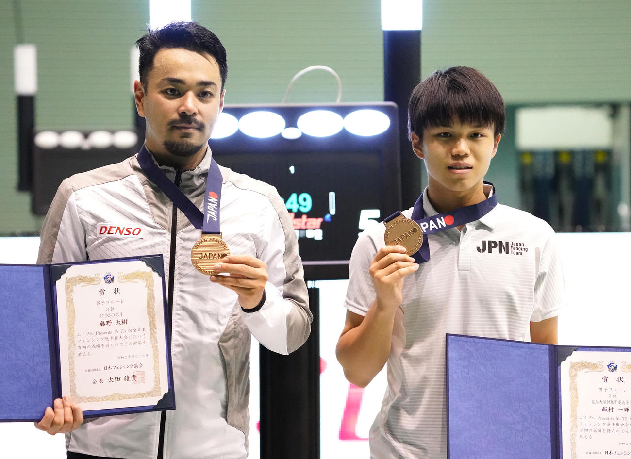 全日本フェンシング選手権の男子フルーレで3位の飯村（右）と藤野は、銅メダルを手にする（撮影・菅敏）