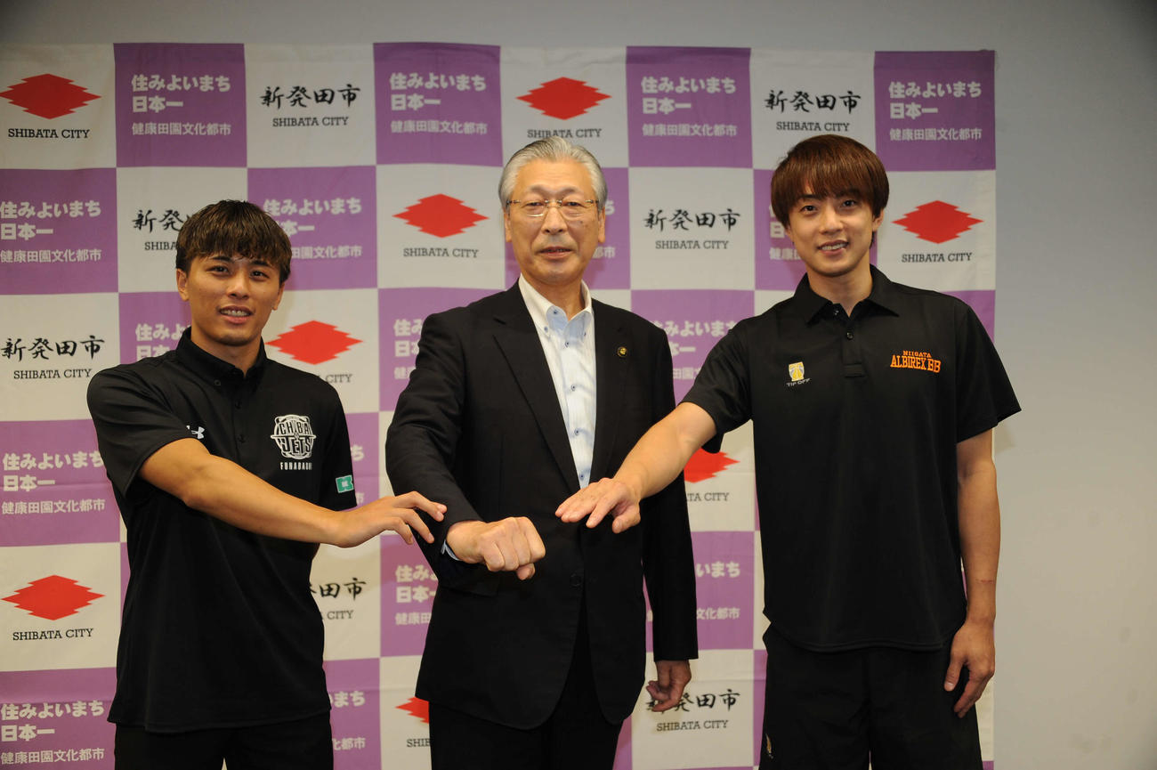 新発田市の二階堂市長を囲み、健闘を誓う五十嵐（右）と富樫（左）