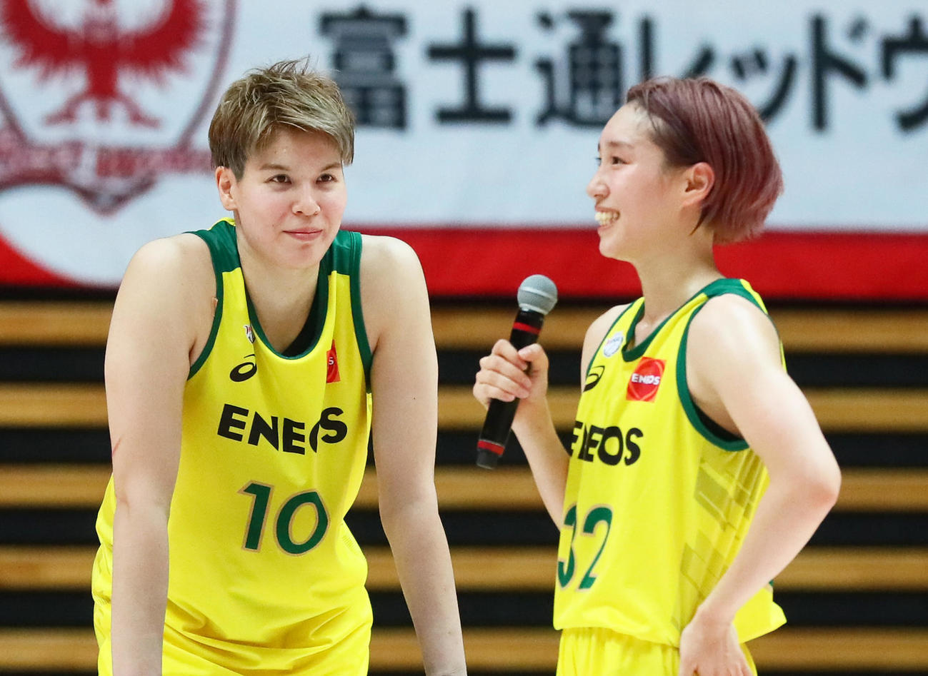 ENEOS対富士通　ヒーローインタビューを受けるENEOS宮崎（右）の様子を見つめる渡嘉敷（撮影・足立雅史）