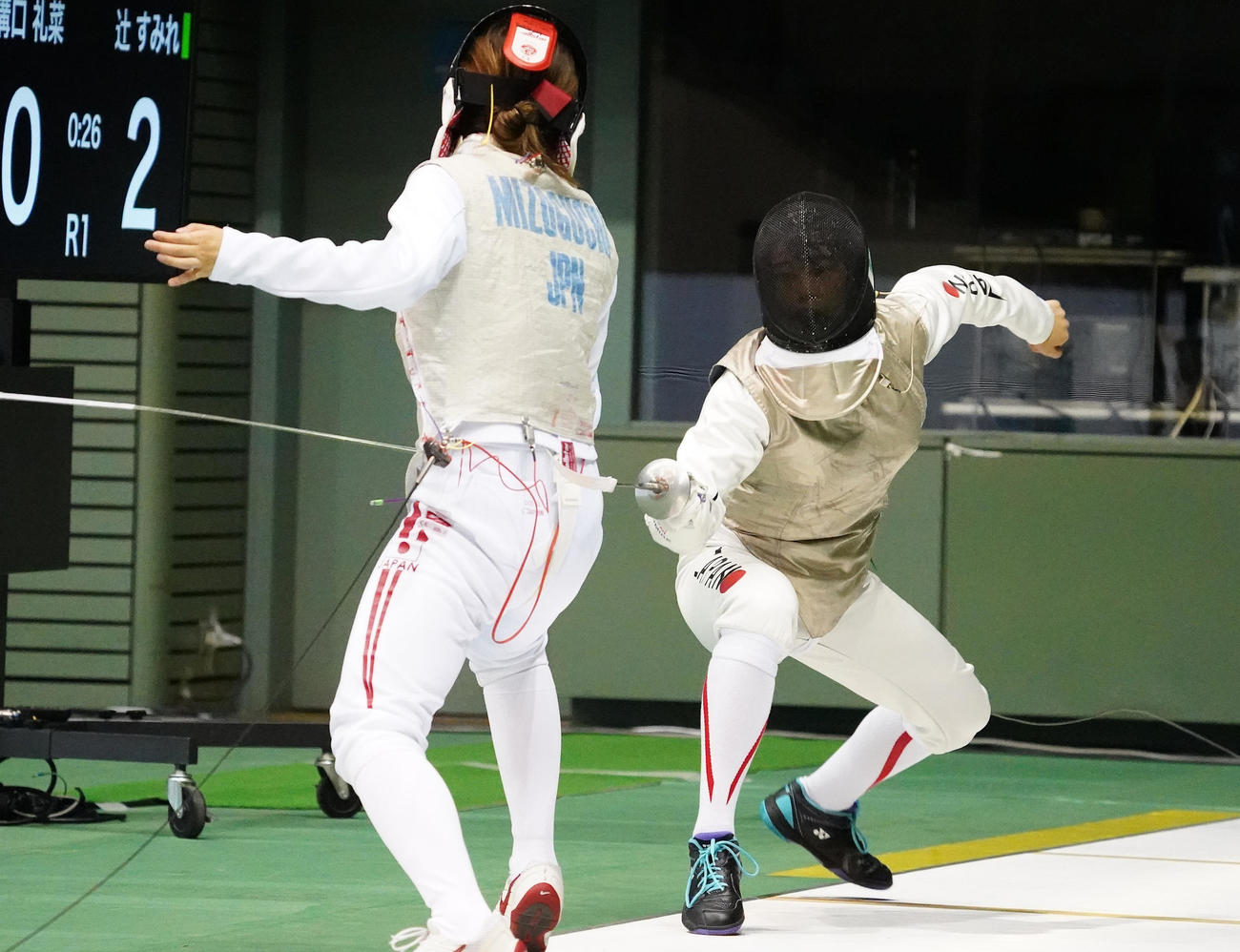 全日本フェンシング選手権、女子フルーレの予選で溝口（左）と対決する辻（撮影・菅敏）