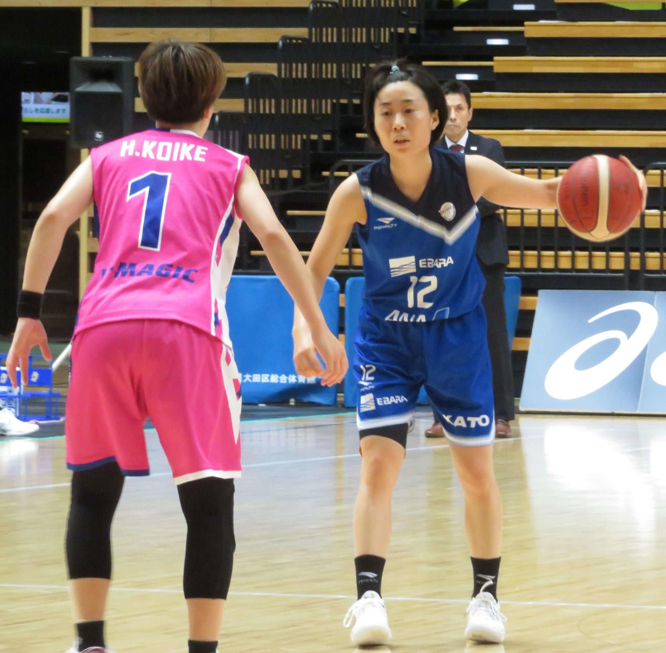 Wリーグ　東京羽田対シャンソン化粧品　10得点5アシストを決めた東京羽田の本橋菜子（右）（撮影・松熊洋介）