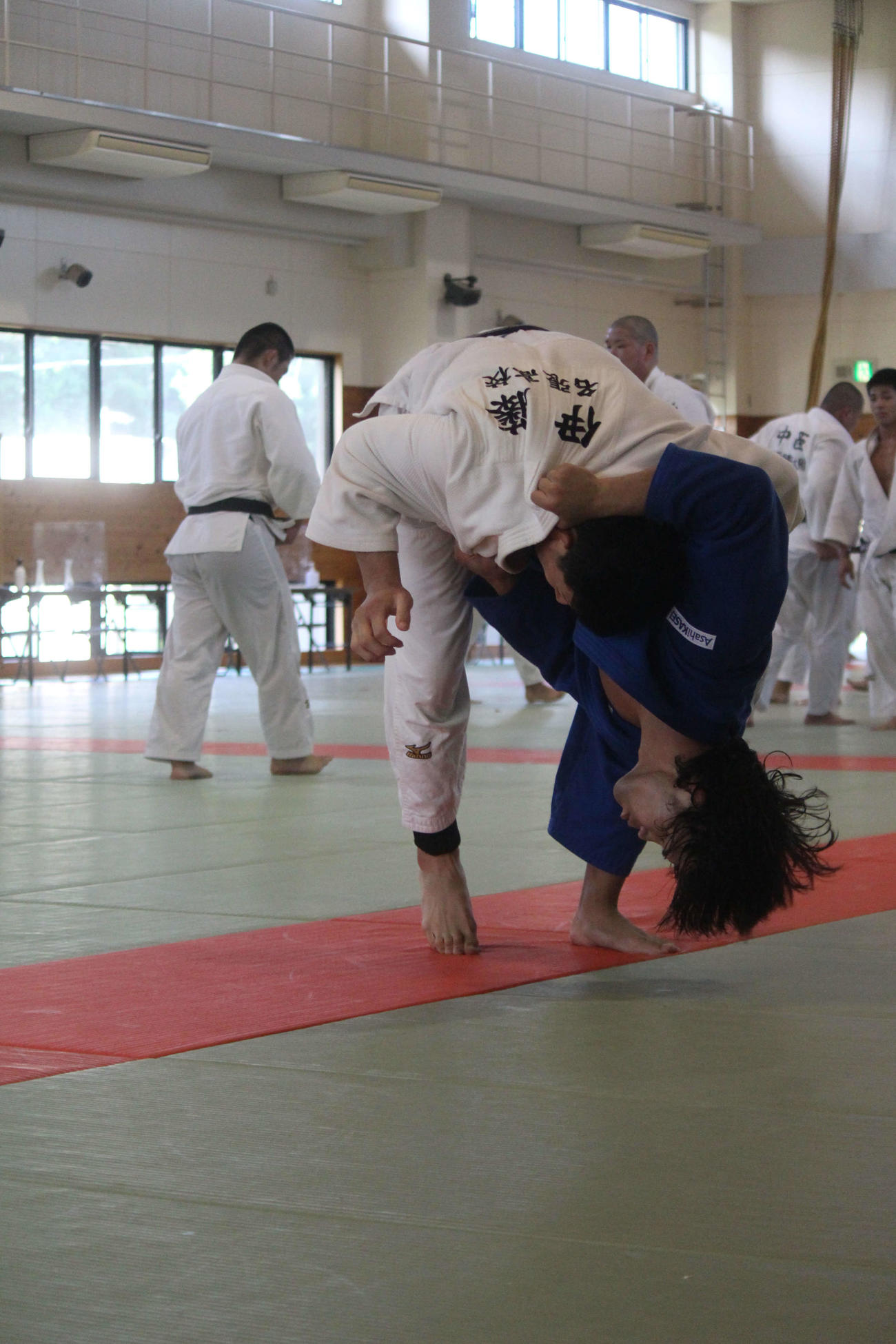 高校生との乱取りで内股を繰り出す大野