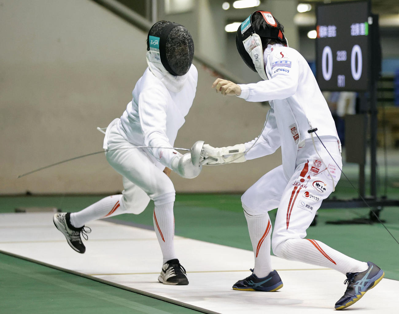 男子エペ準決勝　古俣聖（右）からポイントを奪う坂本圭右。決勝に進んだ（共同）