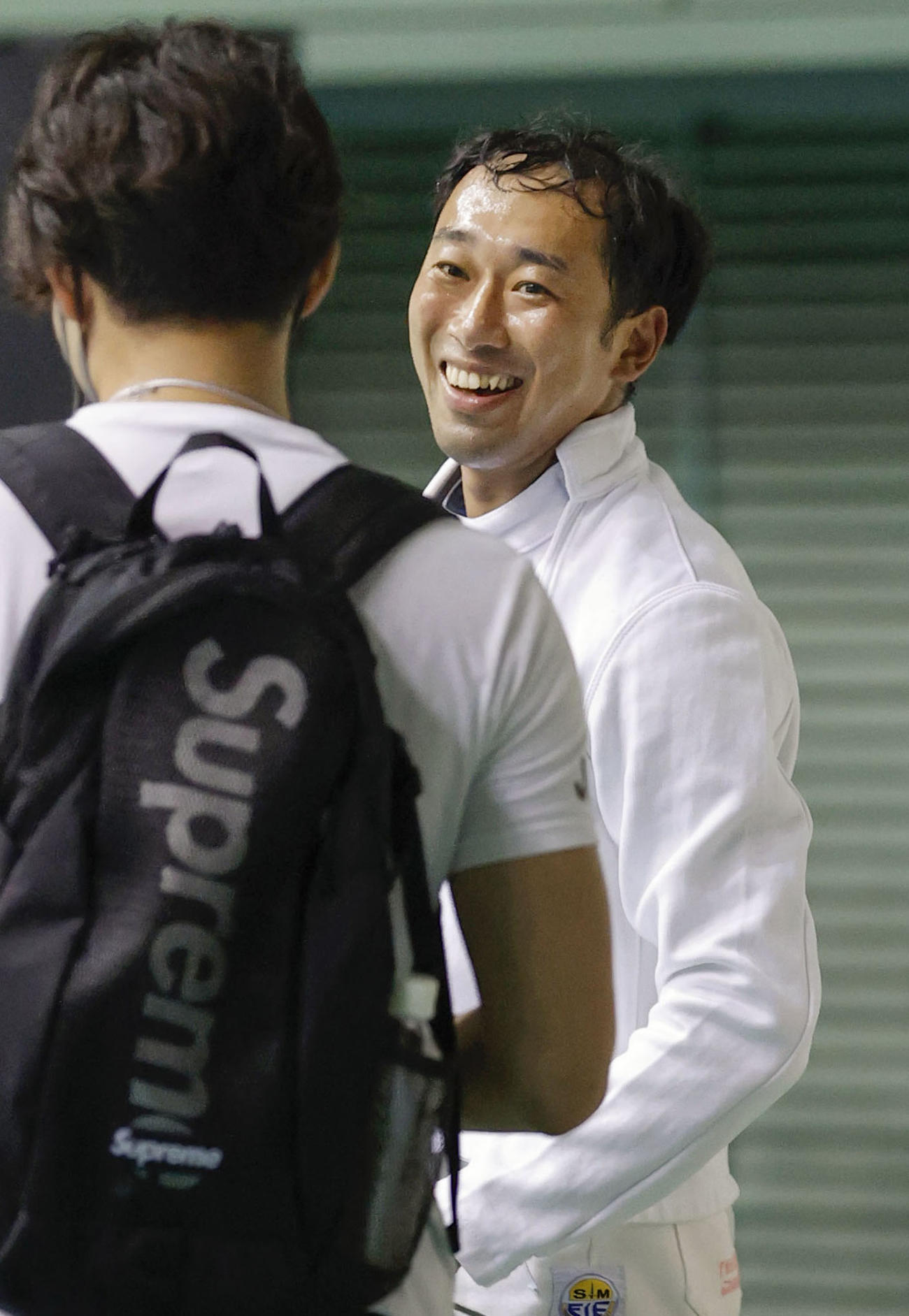 男子エペで決勝進出を決め、笑顔を見せる坂本圭右（共同）