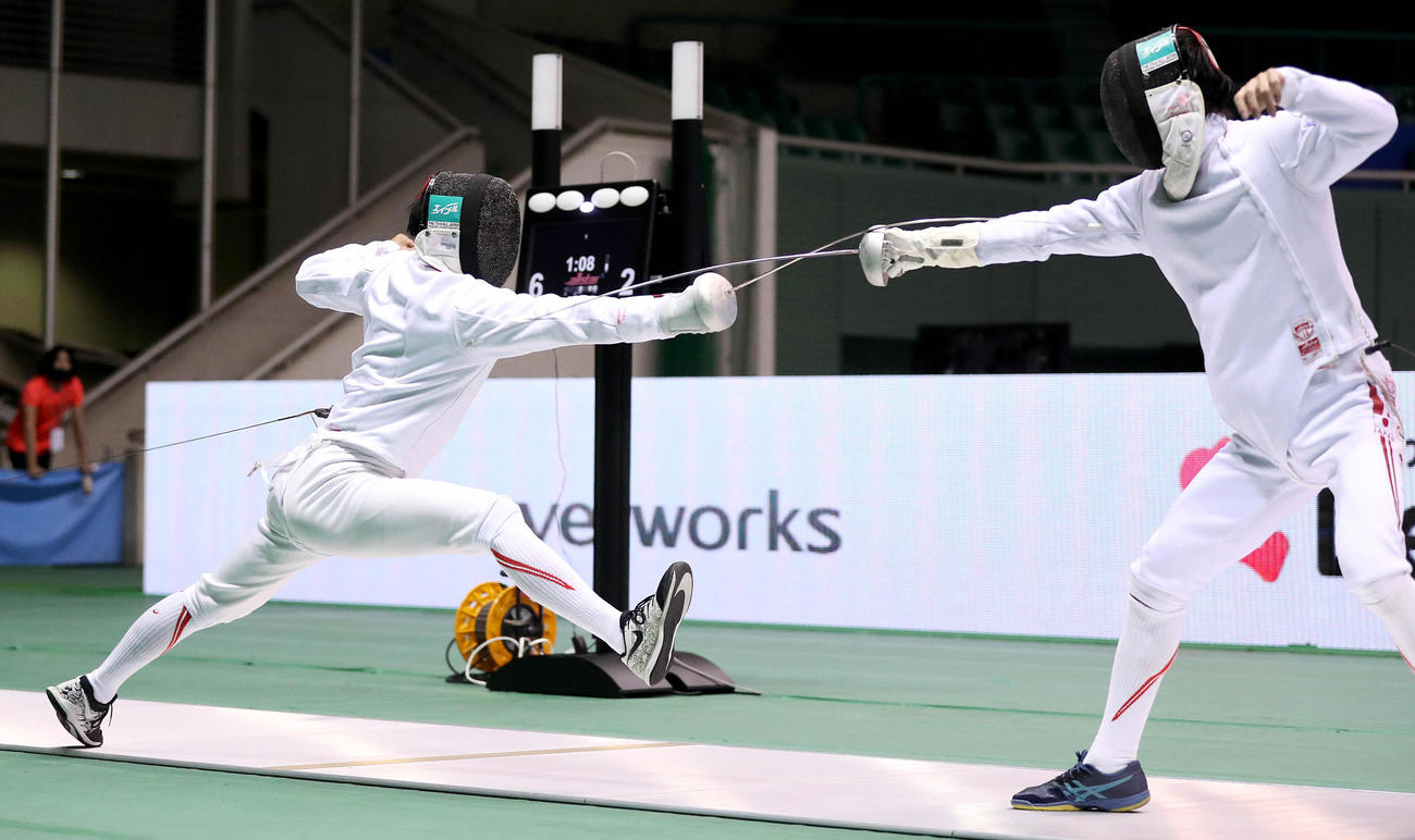フェンシング全日本選手権　男子エペ準決勝　坂本圭右（左）は古俣聖にロングアタックを仕掛ける（C）日本フェンシング協会