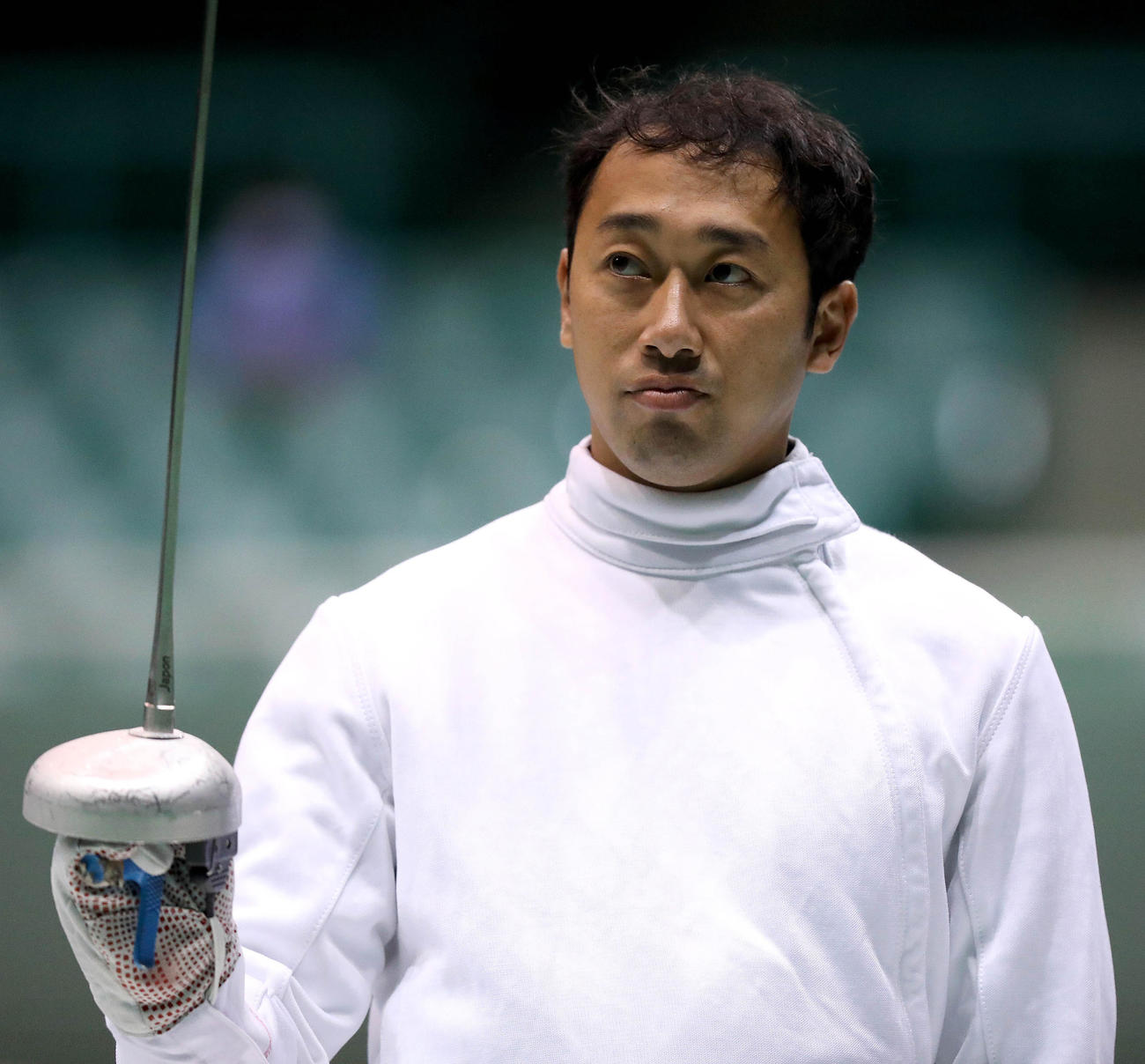 フェンシング全日本選手権　男子エペ準々決勝を前に場内紹介を受ける坂本圭右（C）日本フェンシング協会