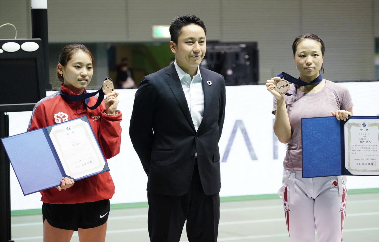 全日本フェンシング選手権、女子フルーレで3位に入り、太田雄貴会長（中央）と記念写真に納まる狩野（右）と東晟良（撮影・菅敏）