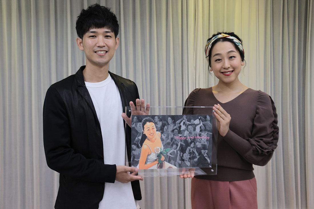 記念プレートを持つ浅田真央さん（右）と作品を担当したアーティストの田村大さん