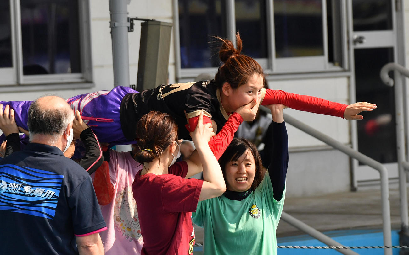 水神祭で投げ込まれる土屋南（2020年8月5日撮影）
