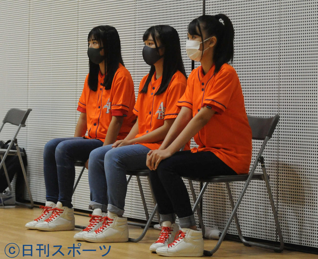 真剣に練習に見入るNGT48のメンバー。左から小見山沙空、古舘葵、富永夢有