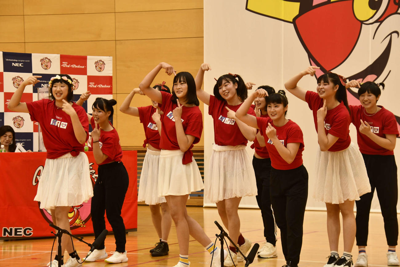 オンラインファンイベントでダンスを披露するNECの選手たち（撮影・平山連）