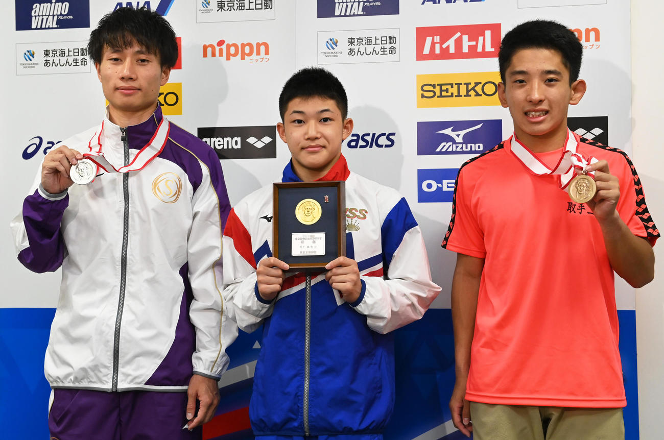男子高飛び込み表彰式で笑顔を見せる、左から2位の大久保、1位の玉井、3位の坂田（代表撮影）