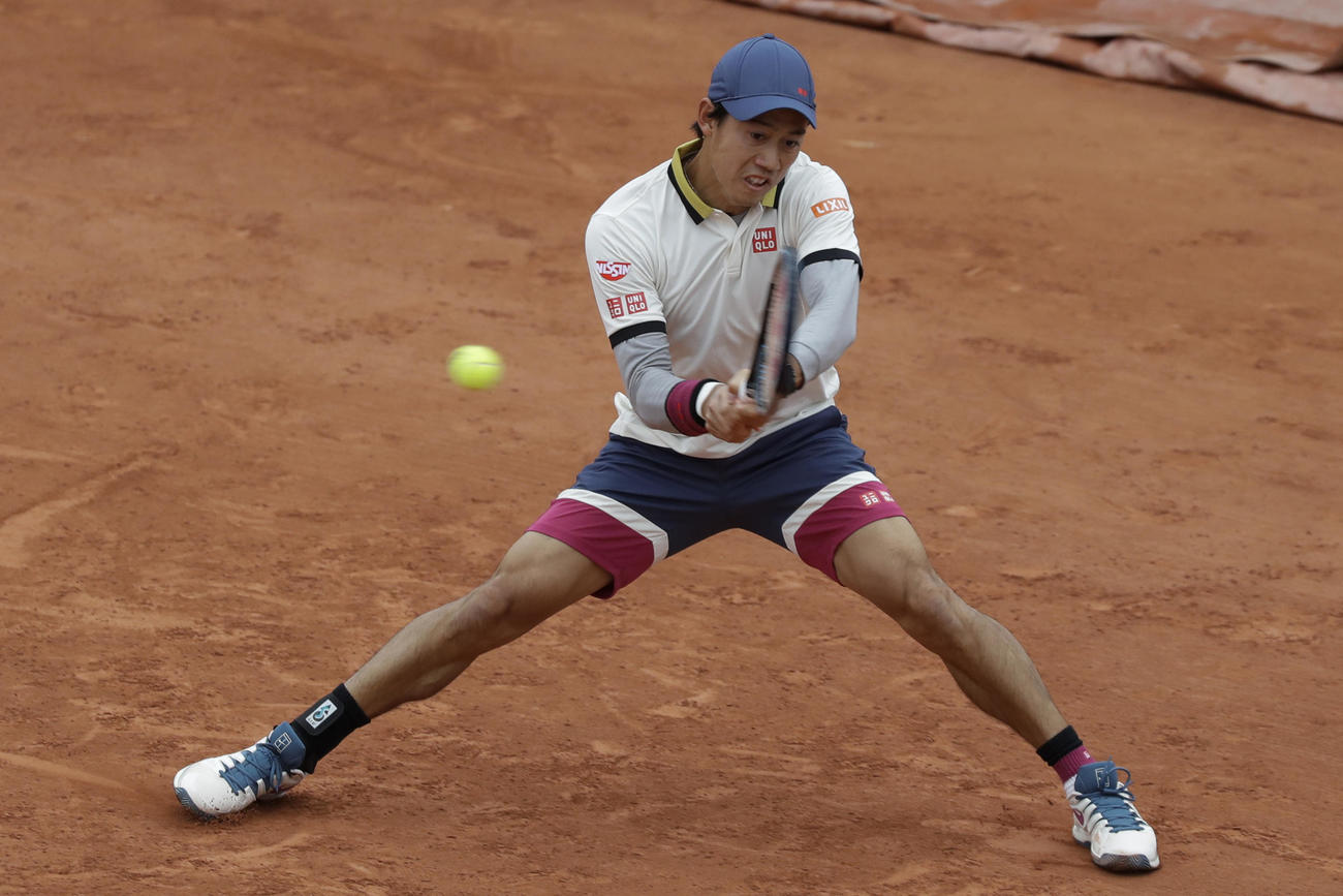 全仏オープン1回戦、バックハンドショットを放つ錦織圭（AP）