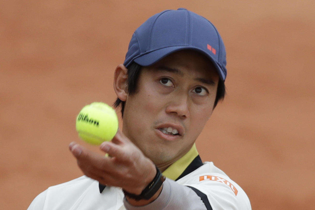 全仏オープン1回戦、トスを上げる錦織圭（AP）