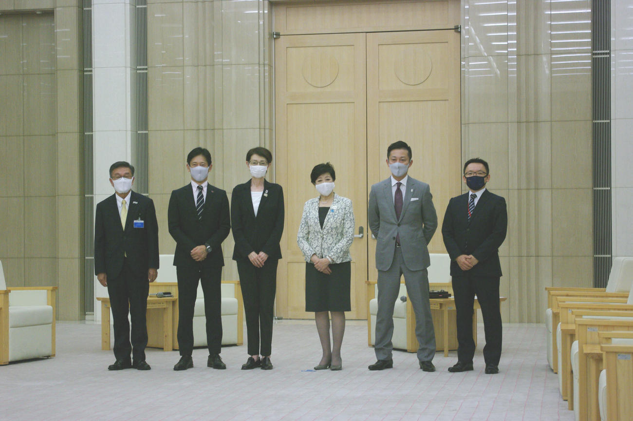 小池百合子都知事（右から3人目）と面談した、JBA三屋会長（左から3人目）、Bリーグ島田チェアマン（右から2人目）と、東京に本拠地を置く3クラブの代表者（撮影・奥岡幹浩）