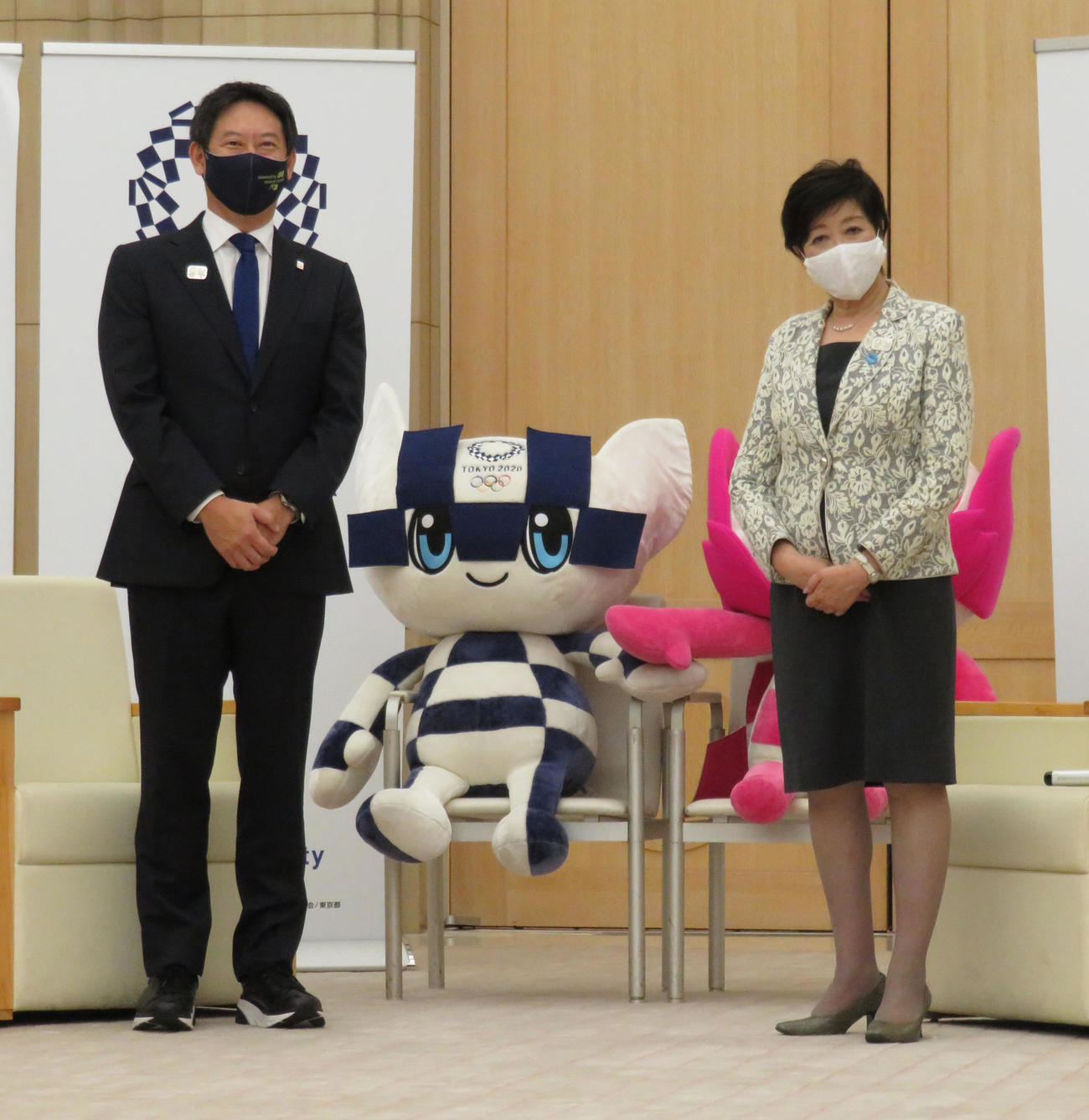 東京都の小池百合子知事（右）を訪問した、スポーツ庁の鈴木大地長官（撮影・佐藤勝亮）