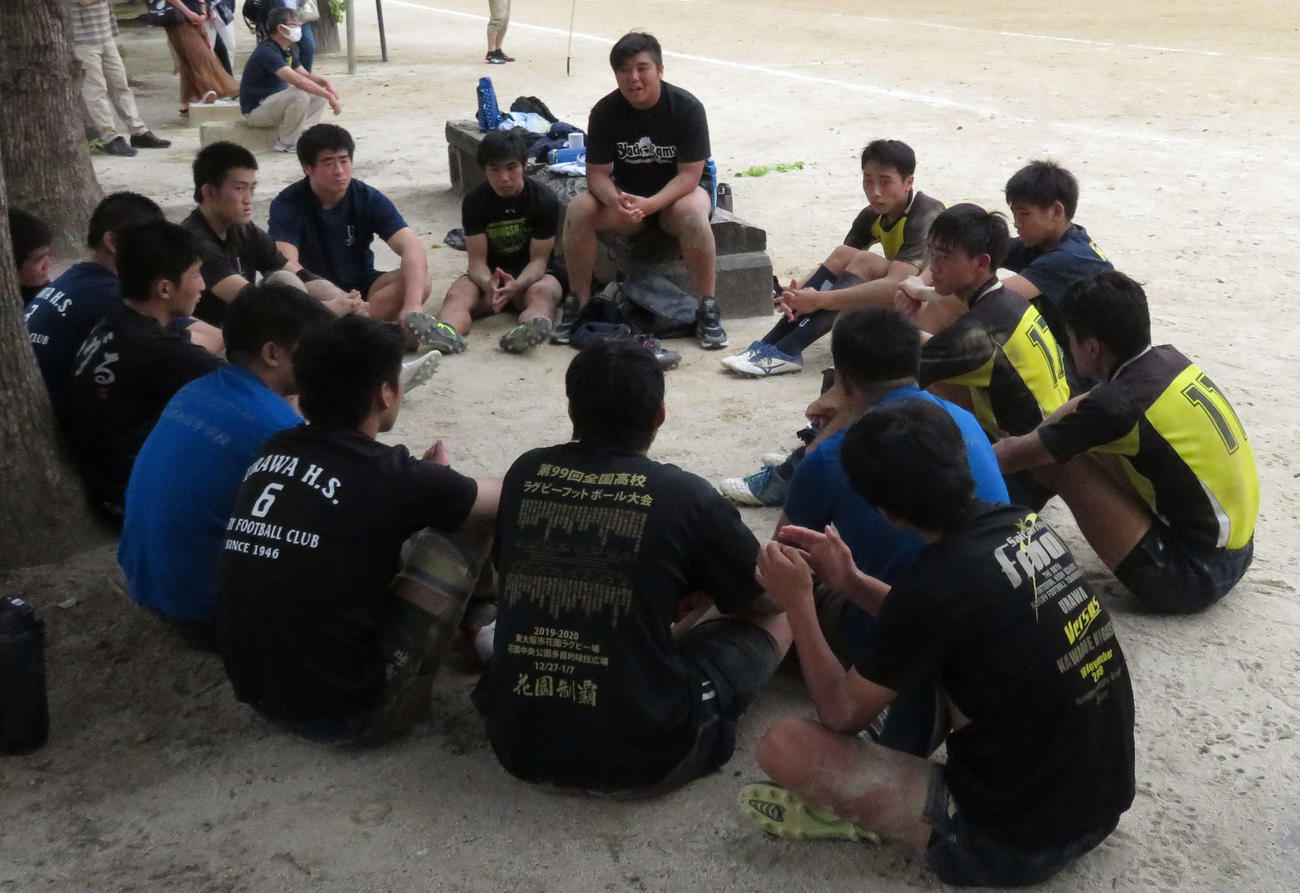 19日、湘南（神奈川）との練習試合後にミーティングを行う県浦和の選手たち。中央はバックスリーダーのSO安藤核（撮影・松熊洋介）