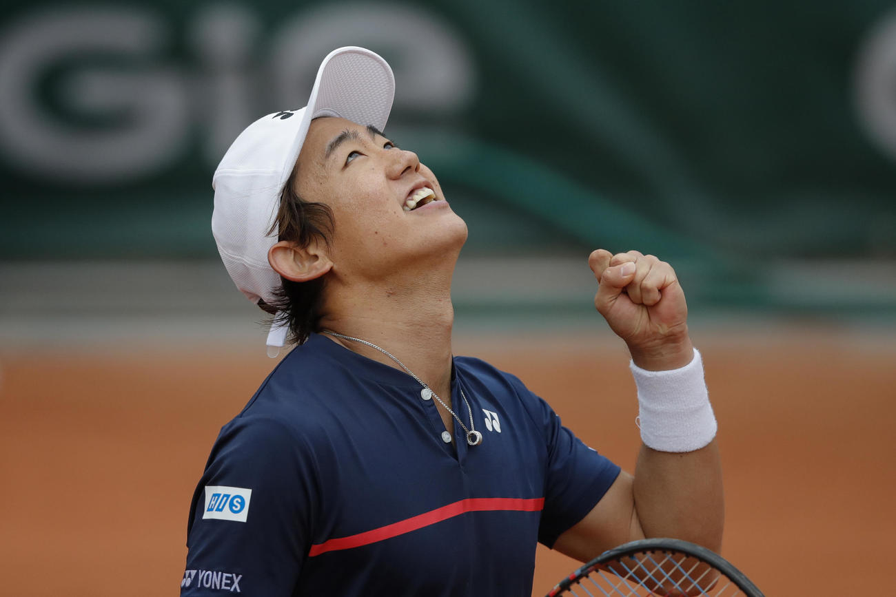 全仏オープン1回戦、ストレート勝ちした西岡良仁は笑顔でガッツポーズ（AP）