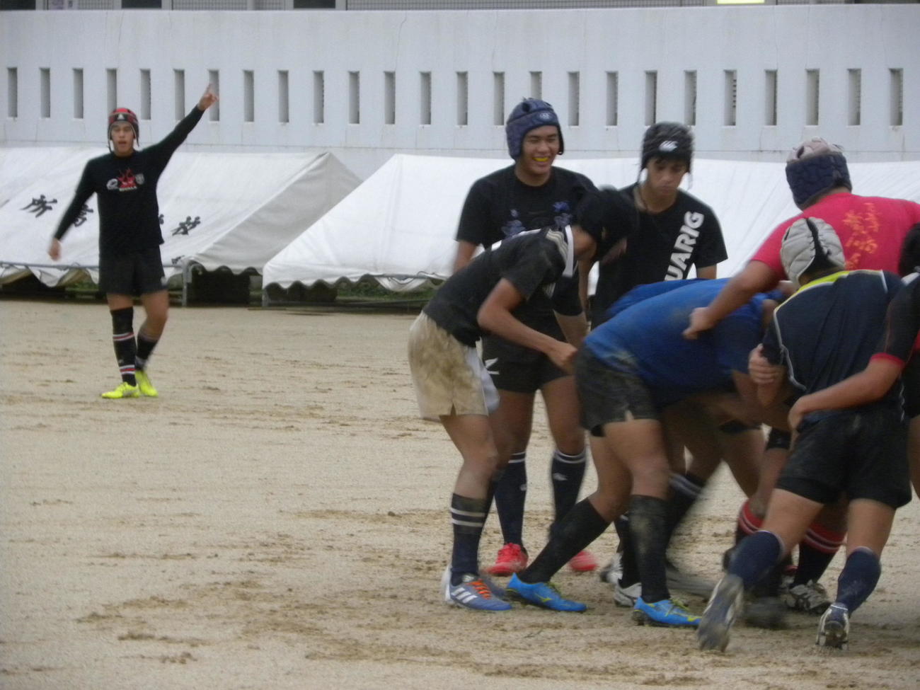 FWに指示を出す膳所WTB近藤慶佳（左）（撮影・松本航）